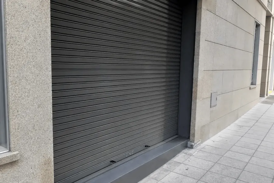 Cierre metálico gris en un bajo comercial
