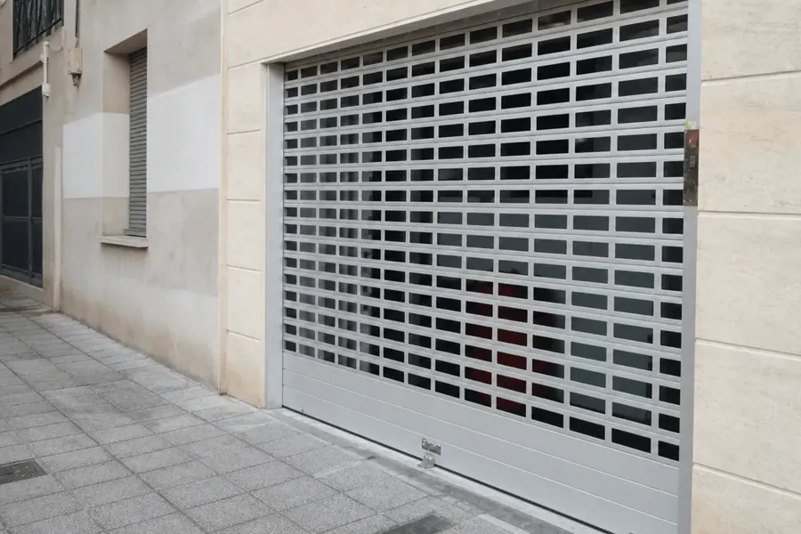 Cierre microperforado en un bajo comercial