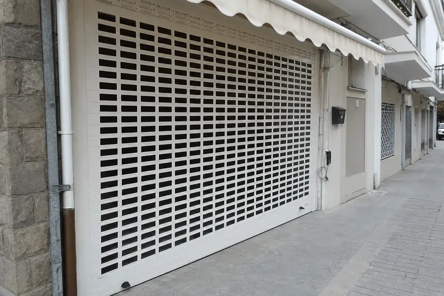 Local con cierre microperforado y toldo de calle