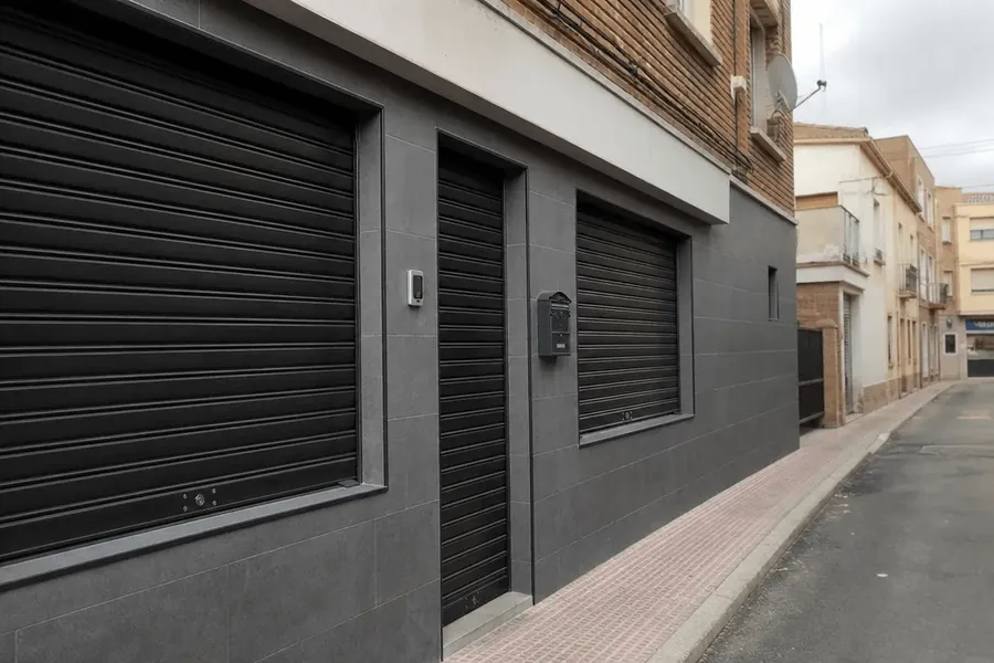 Persianas negras de seguridad en una vivienda de planta baja